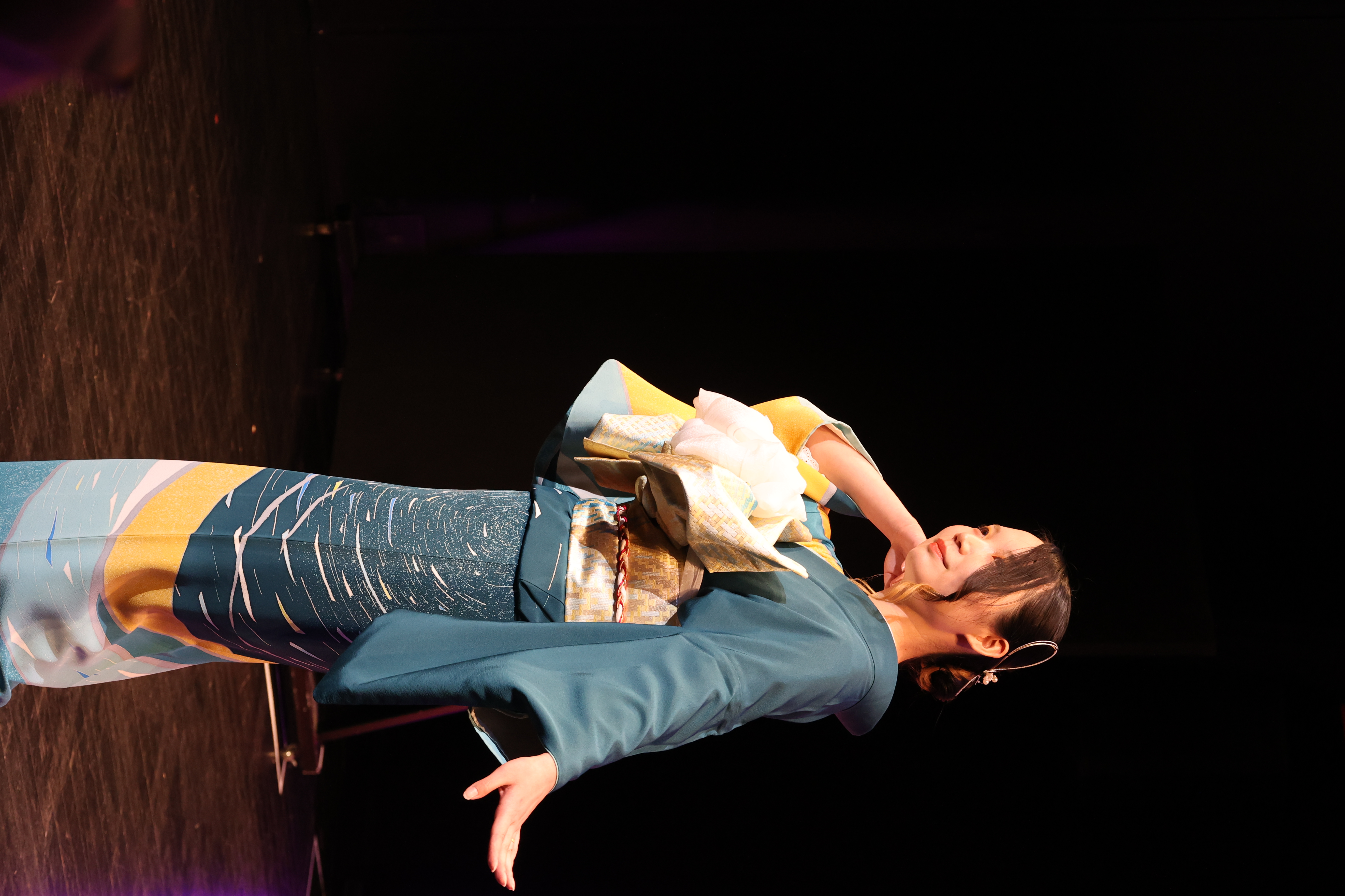 伝統的な着物を着た女性